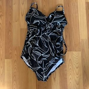 Ingrid & Isabel maternity swimsuit size S